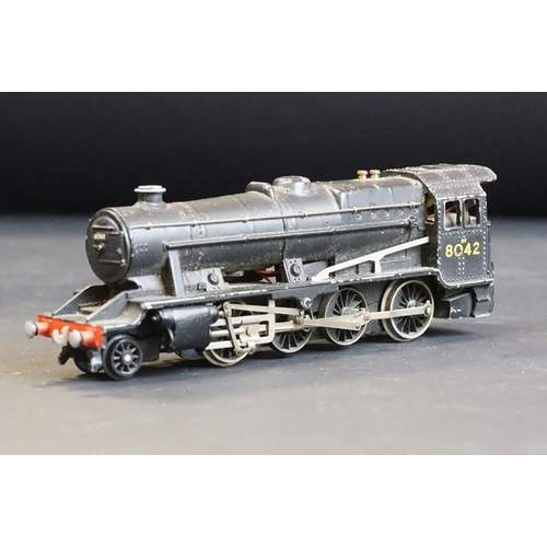 119 - Three Hornby Dublo locomotives to include a boxed 2232 Co Co Diesel Electric loco, 2-8-0 25092 in bl... 