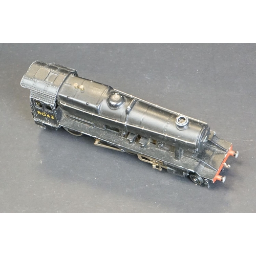 119 - Three Hornby Dublo locomotives to include a boxed 2232 Co Co Diesel Electric loco, 2-8-0 25092 in bl... 