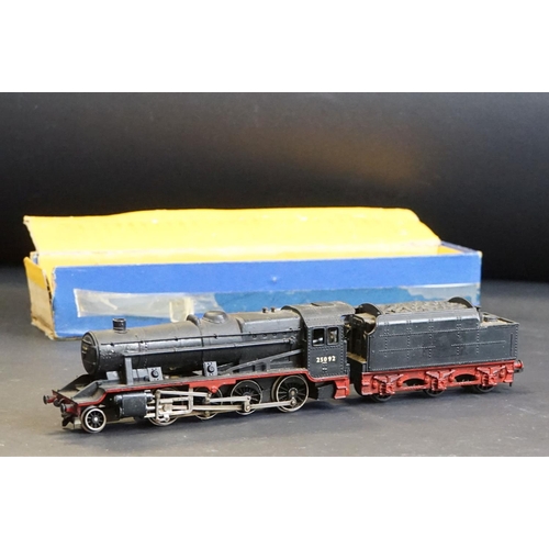 119 - Three Hornby Dublo locomotives to include a boxed 2232 Co Co Diesel Electric loco, 2-8-0 25092 in bl... 