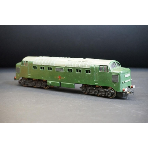 119 - Three Hornby Dublo locomotives to include a boxed 2232 Co Co Diesel Electric loco, 2-8-0 25092 in bl... 