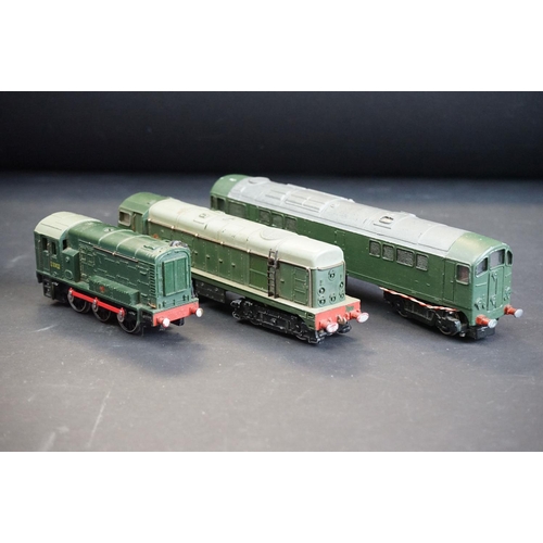 120 - Three Hornby Dublo locomotives to include D8017 and D3302