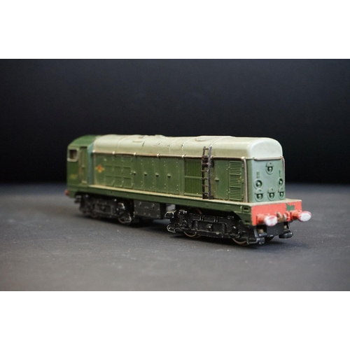 120 - Three Hornby Dublo locomotives to include D8017 and D3302