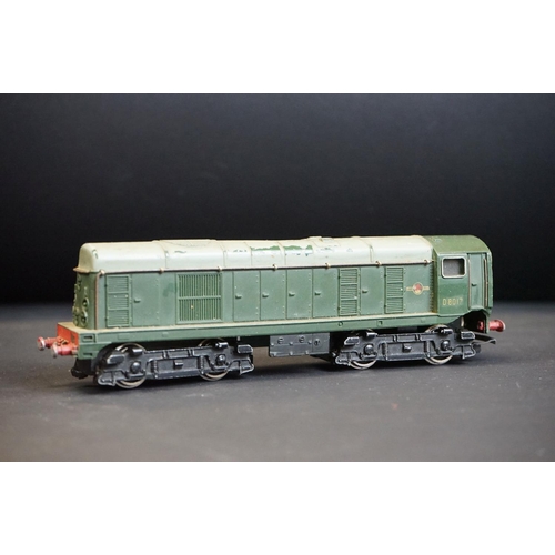 120 - Three Hornby Dublo locomotives to include D8017 and D3302