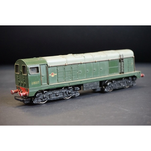 120 - Three Hornby Dublo locomotives to include D8017 and D3302