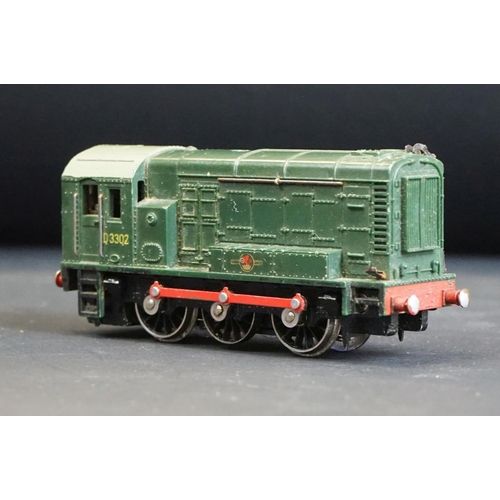 120 - Three Hornby Dublo locomotives to include D8017 and D3302