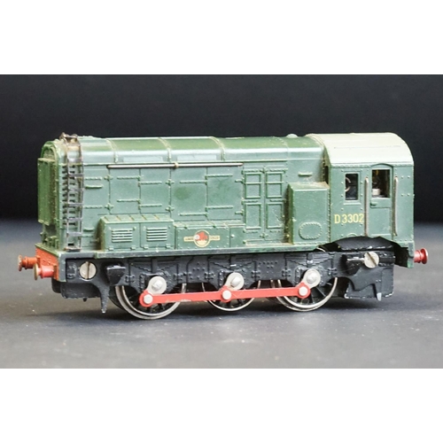 120 - Three Hornby Dublo locomotives to include D8017 and D3302