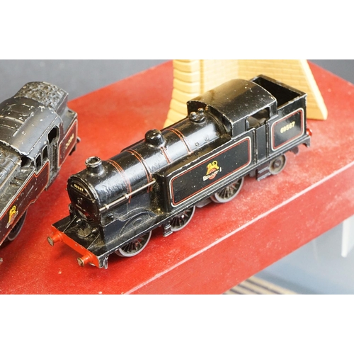 122 - Quantity of Hornby Dublo model railway to include 2 x locomotives, 8 x items of rolling stock, vario... 