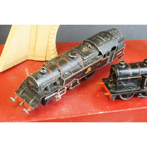 122 - Quantity of Hornby Dublo model railway to include 2 x locomotives, 8 x items of rolling stock, vario... 