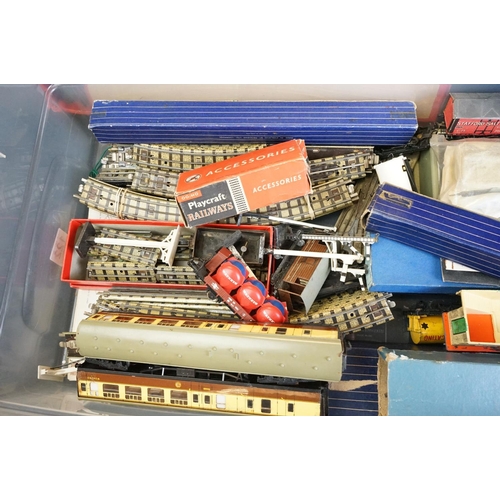 122 - Quantity of Hornby Dublo model railway to include 2 x locomotives, 8 x items of rolling stock, vario... 