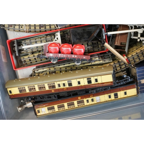 122 - Quantity of Hornby Dublo model railway to include 2 x locomotives, 8 x items of rolling stock, vario... 