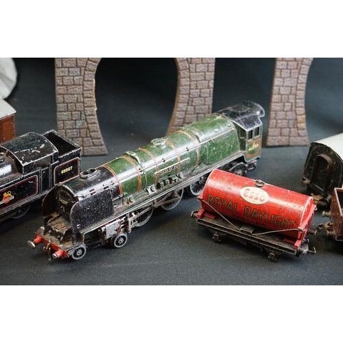 123 - Quantity of Hornby Dublo model railway to include 2 x locomotives (Duchess of Montrose & 0-6-2 BR 69... 