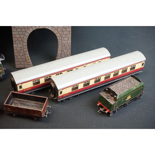 123 - Quantity of Hornby Dublo model railway to include 2 x locomotives (Duchess of Montrose & 0-6-2 BR 69... 