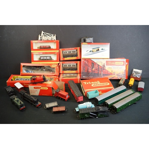 124 - Quantity of OO gauge model railway to include 3 x locomotives, 6 x boxed items of rolling stock, 10 ... 