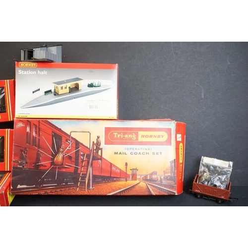 124 - Quantity of OO gauge model railway to include 3 x locomotives, 6 x boxed items of rolling stock, 10 ... 