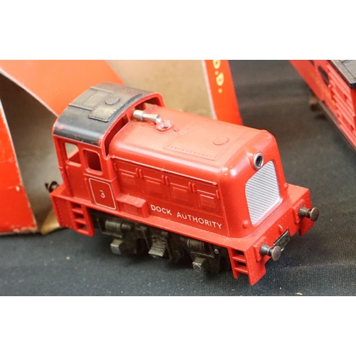 124 - Quantity of OO gauge model railway to include 3 x locomotives, 6 x boxed items of rolling stock, 10 ... 