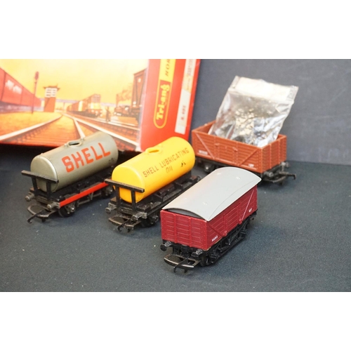 124 - Quantity of OO gauge model railway to include 3 x locomotives, 6 x boxed items of rolling stock, 10 ... 