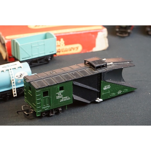 124 - Quantity of OO gauge model railway to include 3 x locomotives, 6 x boxed items of rolling stock, 10 ... 