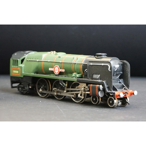 80 - Boxed Wrenn OO gauge W2238 4-6-2 Clanline BR green locomotive