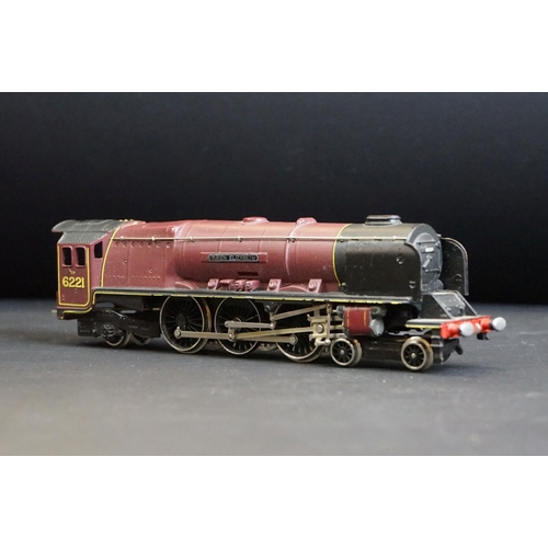 84 - Two boxed Wrenn OO gauge locomotives to include Queen Elizabeth 4-6-2 LMS in maroon (damage to box l... 