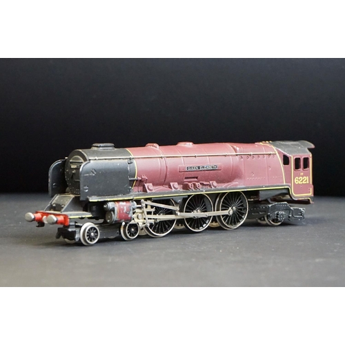 84 - Two boxed Wrenn OO gauge locomotives to include Queen Elizabeth 4-6-2 LMS in maroon (damage to box l... 