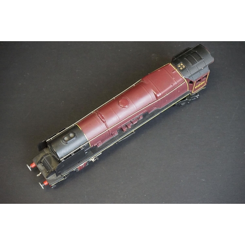 84 - Two boxed Wrenn OO gauge locomotives to include Queen Elizabeth 4-6-2 LMS in maroon (damage to box l... 