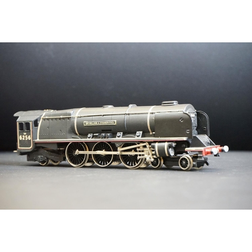 84 - Two boxed Wrenn OO gauge locomotives to include Queen Elizabeth 4-6-2 LMS in maroon (damage to box l... 