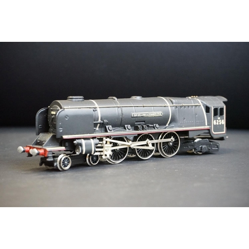 84 - Two boxed Wrenn OO gauge locomotives to include Queen Elizabeth 4-6-2 LMS in maroon (damage to box l... 