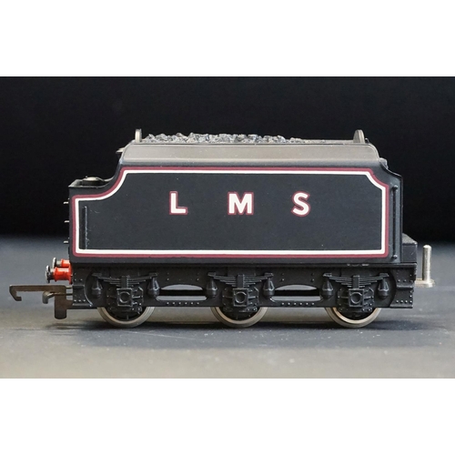 84 - Two boxed Wrenn OO gauge locomotives to include Queen Elizabeth 4-6-2 LMS in maroon (damage to box l... 