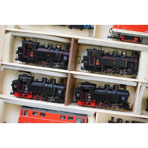 95 - Large collection of HO & N gauge model railway to include Liliput, Roco and Bachmann examples featur... 