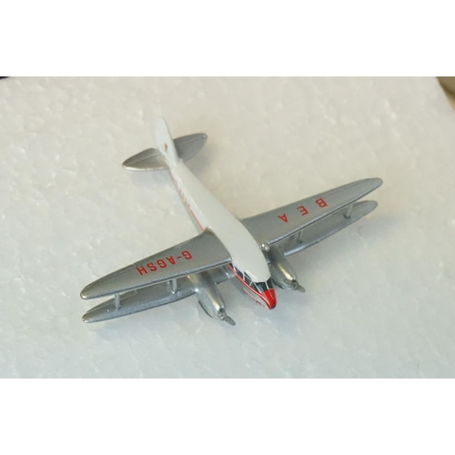 1085 - Ten boxed diecast / metal model aeroplanes, mostly factory built examples of varying scales, to incl... 