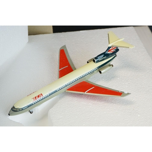 1085 - Ten boxed diecast / metal model aeroplanes, mostly factory built examples of varying scales, to incl... 