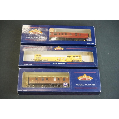 62 - 13 Boxed Bachmann OO gauge items of rolling stock to include 39002K Twin Pack MK1 Pullman Coaches We... 