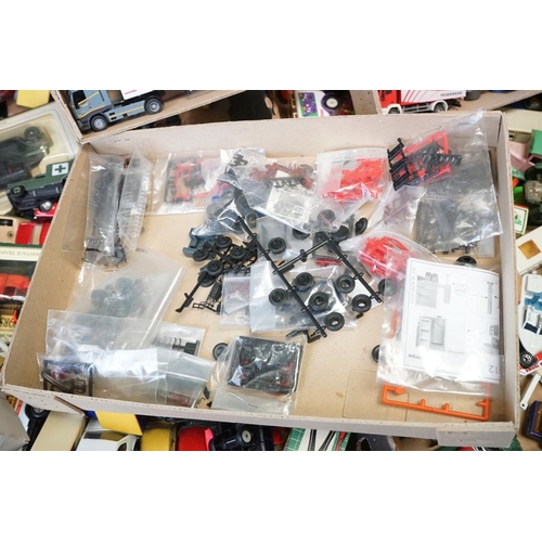 1250A - Over 100 diecast models, featuring a small quantity of mid 20th C examples, includes Matchbox, Dinky... 