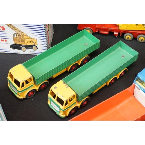 1262 - 18 Mid 20th C commercial diecast models to include Dinky and Corgi examples featuring a boxed Dinky ... 