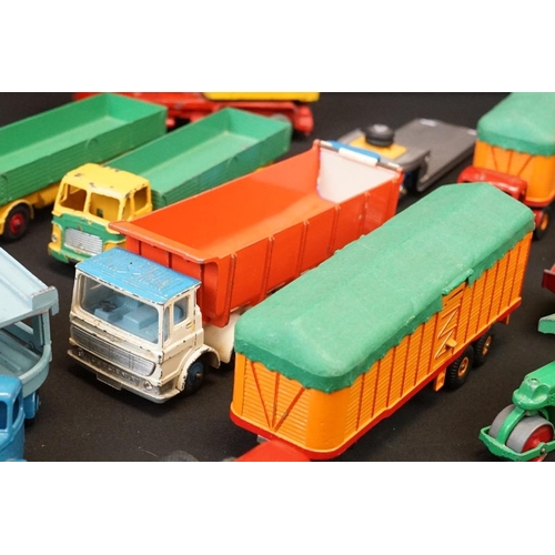 1262 - 18 Mid 20th C commercial diecast models to include Dinky and Corgi examples featuring a boxed Dinky ... 