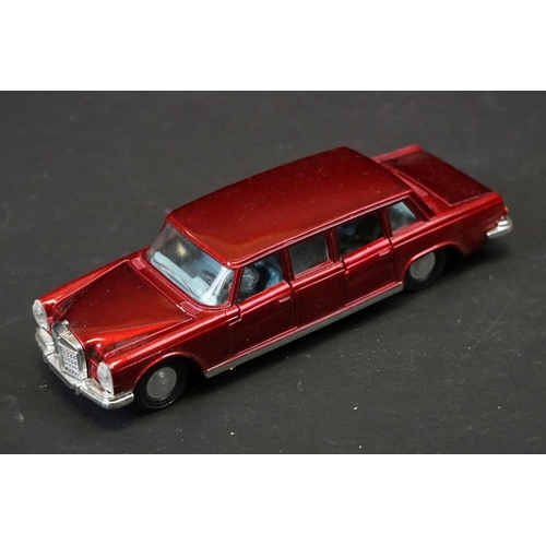 1276 - 24 Mid 20th C play worn diecast models to include 20 x Dinky examples featuring Thunderbirds Lady Pe... 