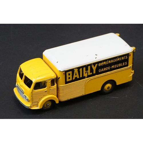 1276 - 24 Mid 20th C play worn diecast models to include 20 x Dinky examples featuring Thunderbirds Lady Pe... 