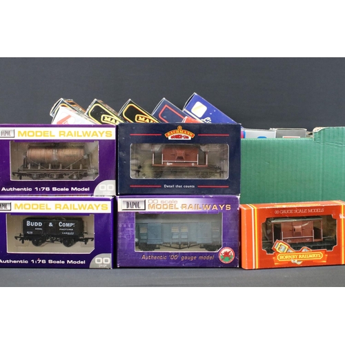 137 - 21 Boxed OO gauge items of rolling stock to include coaches, vans and tankers featuring 4 x Palitoy ... 