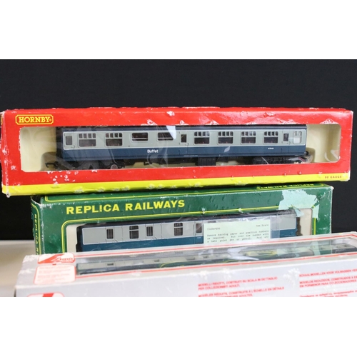 137 - 21 Boxed OO gauge items of rolling stock to include coaches, vans and tankers featuring 4 x Palitoy ... 