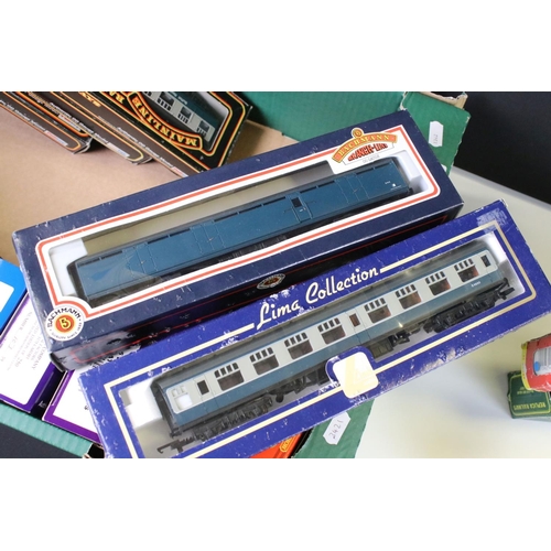 137 - 21 Boxed OO gauge items of rolling stock to include coaches, vans and tankers featuring 4 x Palitoy ... 