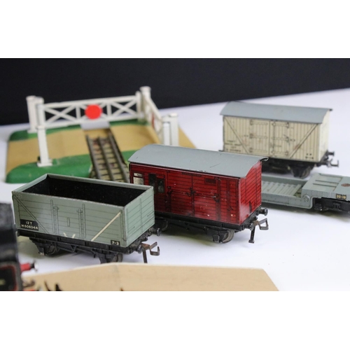 138 - Quantity of Hornby Dublo model railway to include 2-6-4 80054 locomotive in black livery, 8 x items ... 