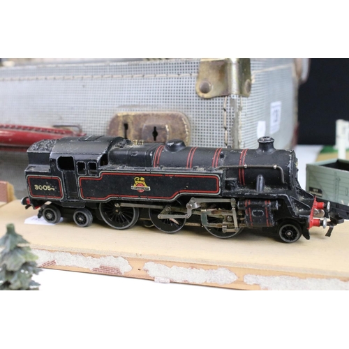 138 - Quantity of Hornby Dublo model railway to include 2-6-4 80054 locomotive in black livery, 8 x items ... 