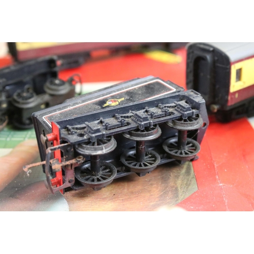 139 - Quantity of OO gauge model railway to include Triang R150 locomotive and tender, Triang R357 D5572 l... 