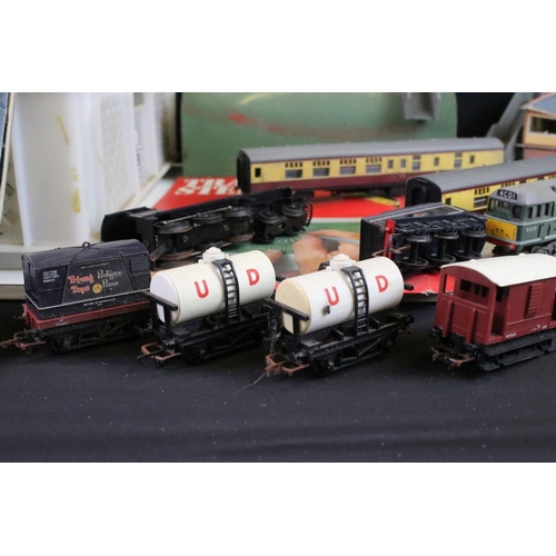 139 - Quantity of OO gauge model railway to include Triang R150 locomotive and tender, Triang R357 D5572 l... 