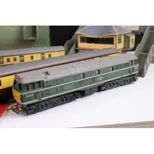 139 - Quantity of OO gauge model railway to include Triang R150 locomotive and tender, Triang R357 D5572 l... 