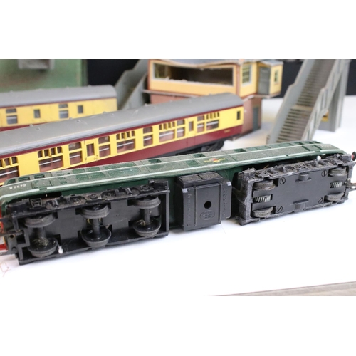 139 - Quantity of OO gauge model railway to include Triang R150 locomotive and tender, Triang R357 D5572 l... 