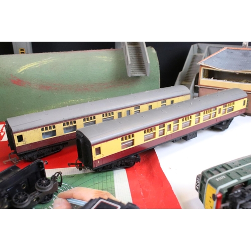 139 - Quantity of OO gauge model railway to include Triang R150 locomotive and tender, Triang R357 D5572 l... 