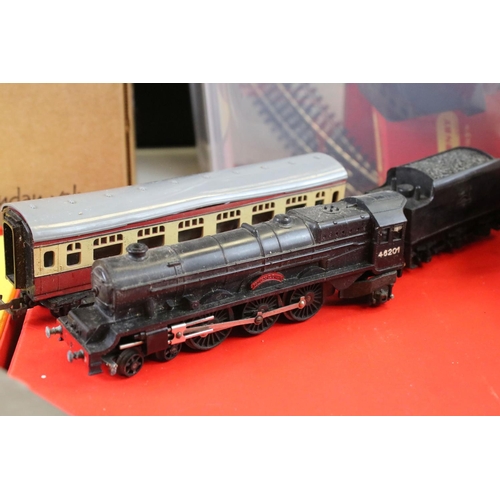 142 - Quantity of OO gauge model railway, mainly Triang, to include boxed R408 Turntable Electrically Oper... 