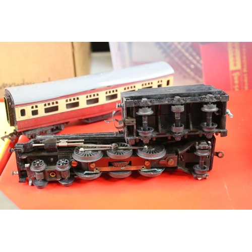 142 - Quantity of OO gauge model railway, mainly Triang, to include boxed R408 Turntable Electrically Oper... 