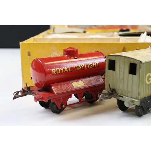 145 - Boxed Hornby O gauge E120 Special Tank Goods train set with 0-4-0 Locomotive and tender in GWR green... 